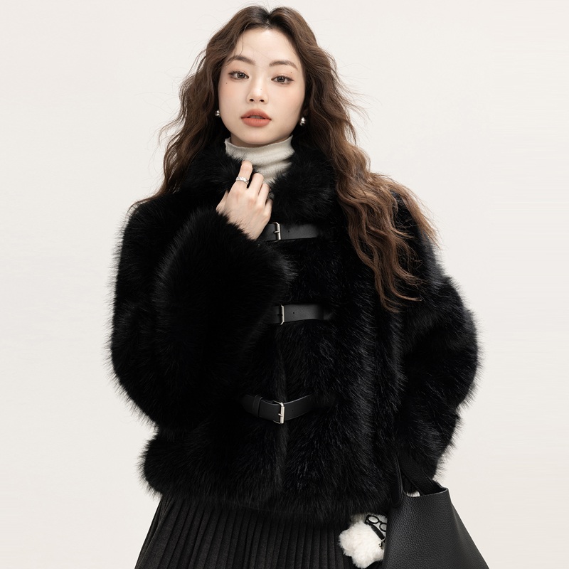 포근하고 세련된 하이넥 퍼 자켓, 숏기장으로 스타일 UP!