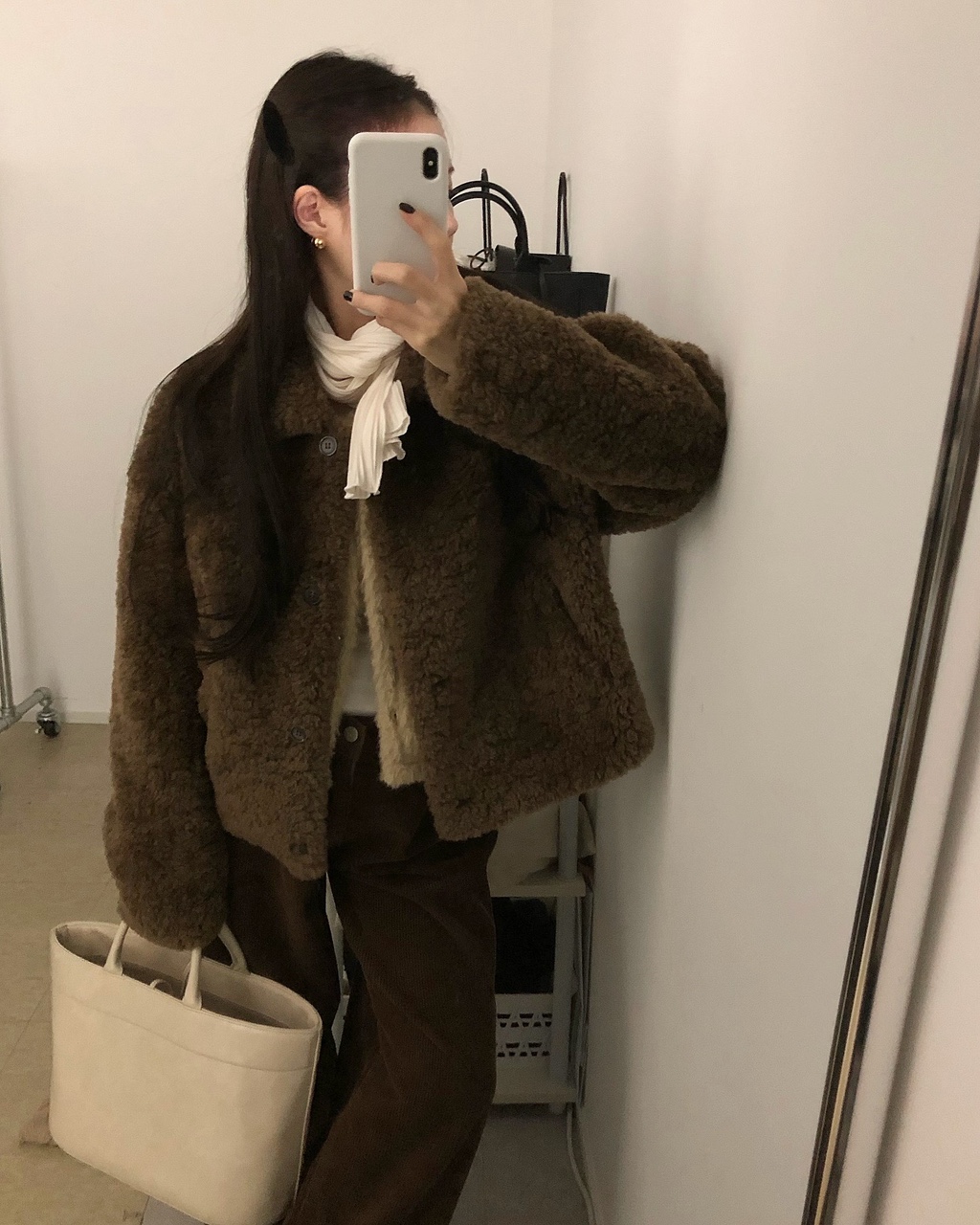 겨울철 따뜻하면서도 멋스럽게! 여성용 루즈핏 퍼 무스탕 크롭 자켓 추천