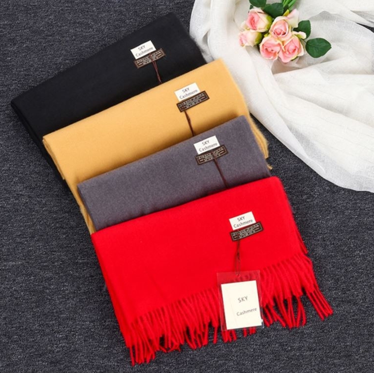 포근하고 따뜻한 캐시미어 목도리, 연인과 함께하는 겨울 스타일링 추천!