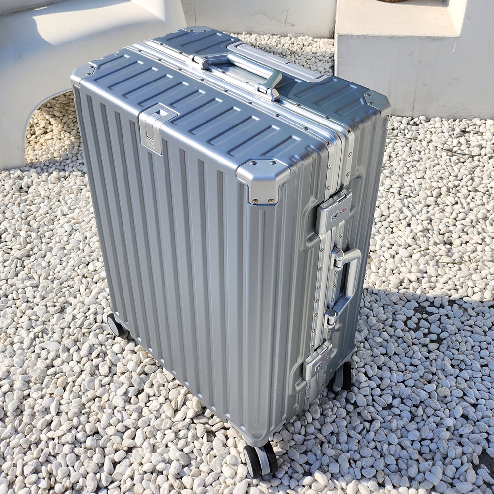 여행이 더 즐거워지는 가볍고 튼튼한 캐리어 추천!