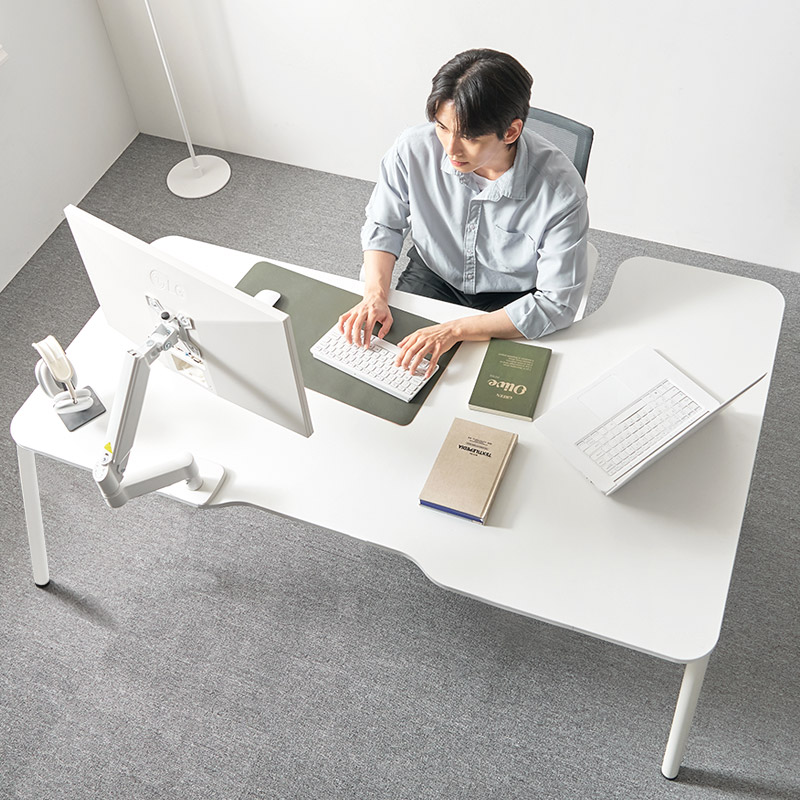 집에서 편하게 일할 수 있는 넓은 책상 추천! 깔끔한 화이트 컬러로 인테리어까지 완벽하게
