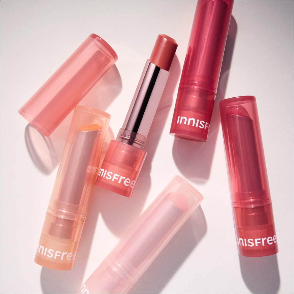 쉽고 빠르게! 이니스프리 듀이 틴트 립밤으로 입술에 자연스러운 색을 더하는 방법