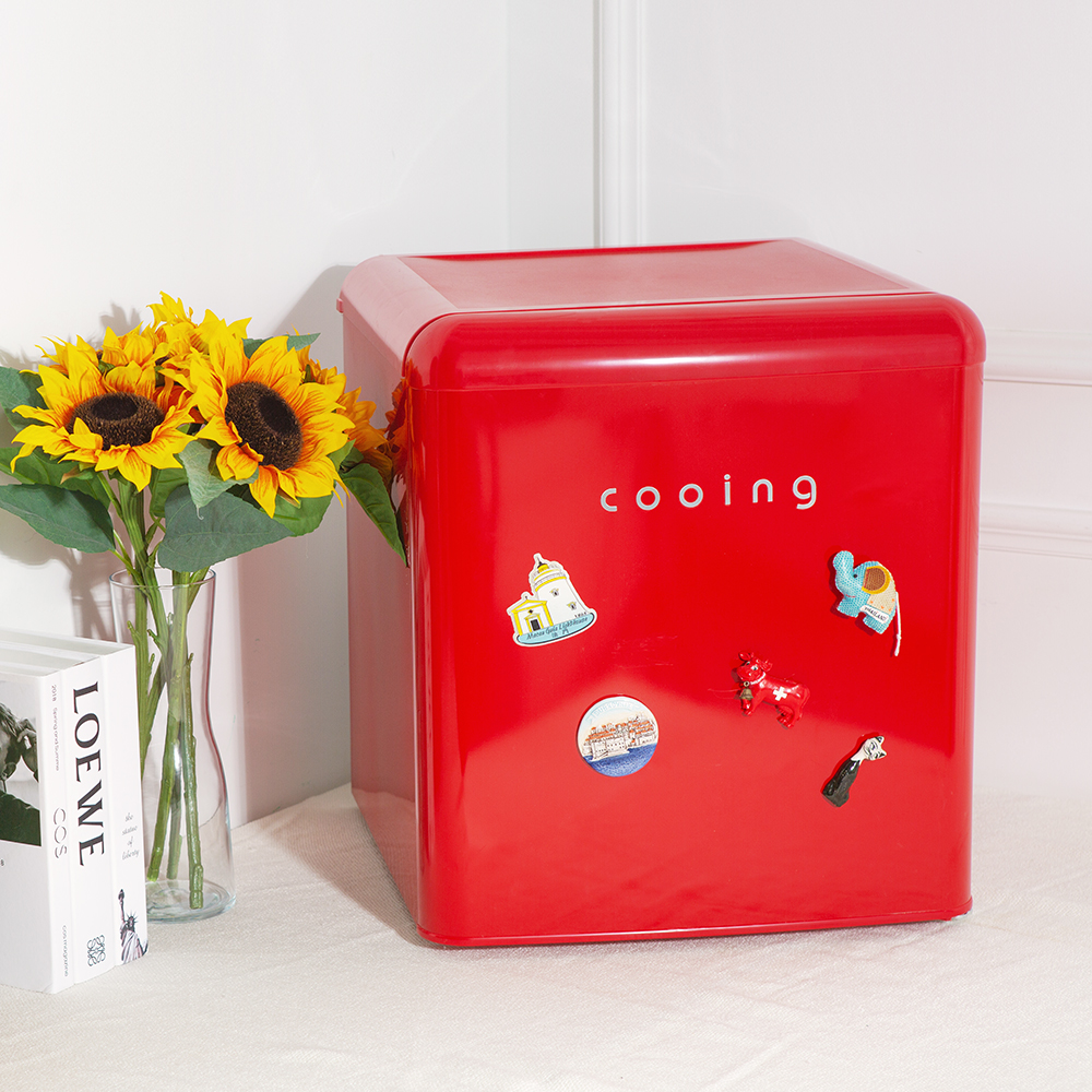 작고 귀여운 레트로 냉장고로 공간을 더 깔끔하게 꾸며보세요!