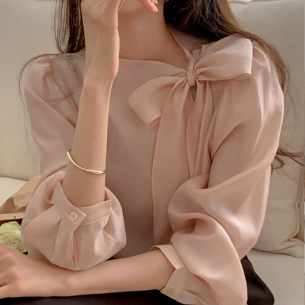 편하게 입기 좋은 리본 타이 소매 블라우스, 어떤 느낌일까?