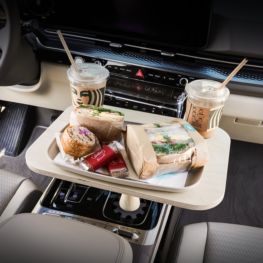 차량에서 편하게 사용할 수 있는 나무 소재의 다용도 테이블 추천