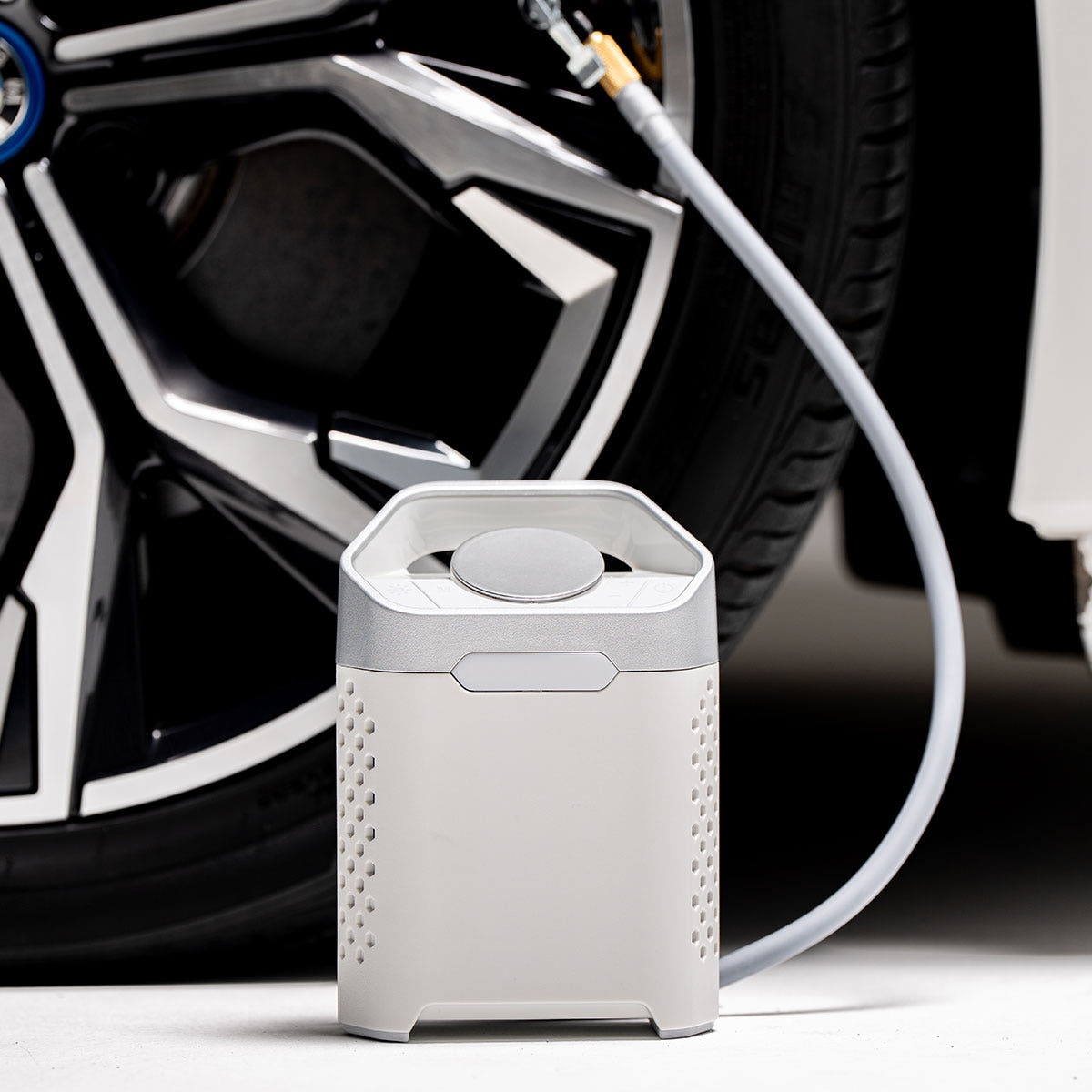 휴대하기 편한 타이어 공기압 체크기, 간편하게 공기 주입하세요!