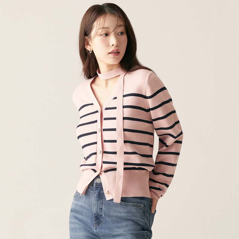 편하게 입기 좋은 스트라이프 가디건, 금장단추 포인트로 멋내기!