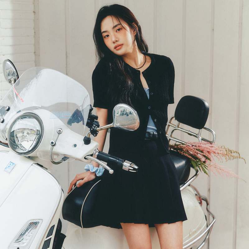 편하게 입기 좋은 로엠 라운드넥 케이블 반팔 가디건으로 스타일 업!