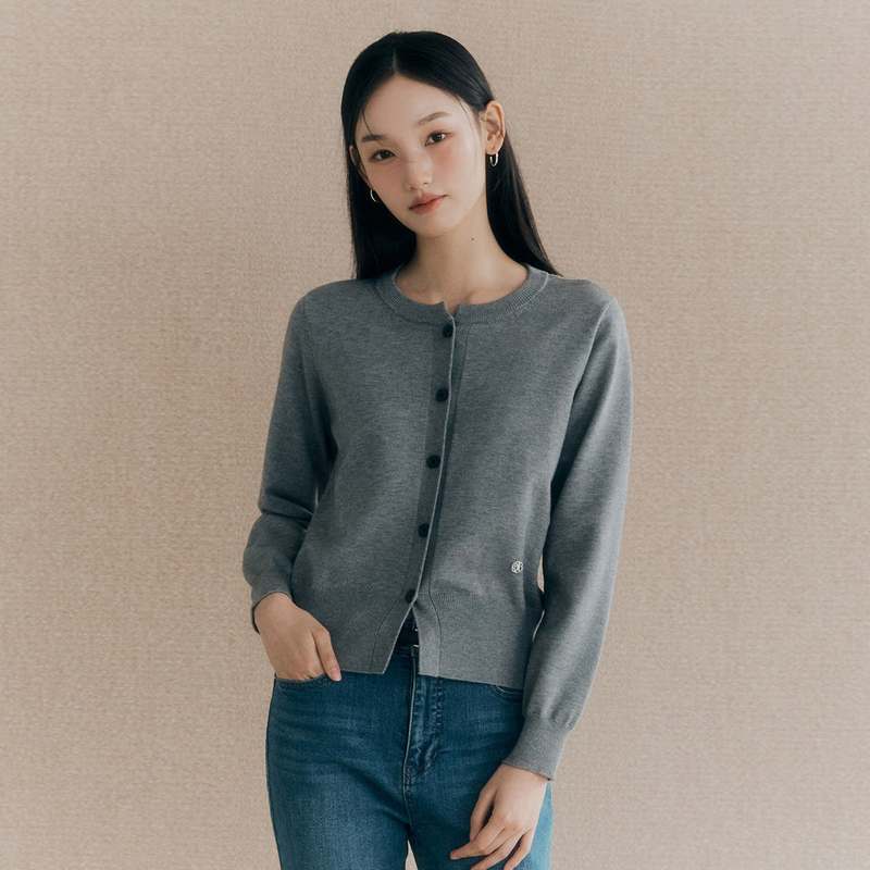 편하게 입기 좋은 라운드넥 긴팔 가디건, 어떤 옷과 매치하면 좋을까?