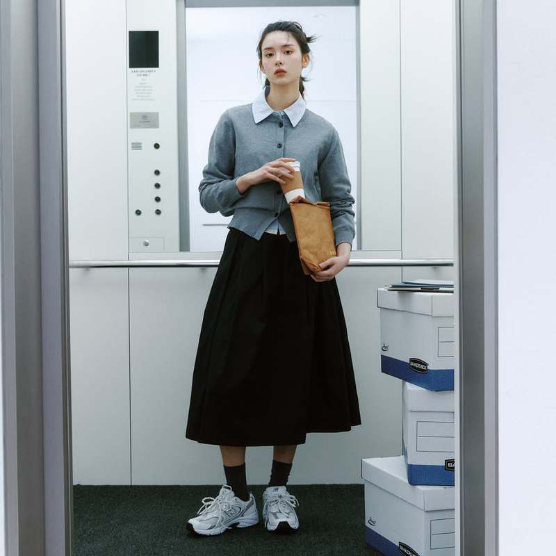 편하게 입기 좋은 라운드넥 가디건, 이번에 하나 장만해보세요!