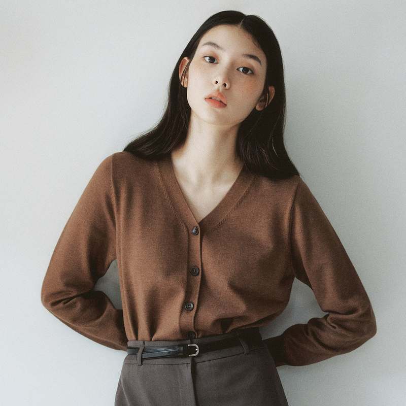 편하게 입기 좋은 브이넥 긴팔 가디건, 어떤 옷과 매치하면 좋을까?