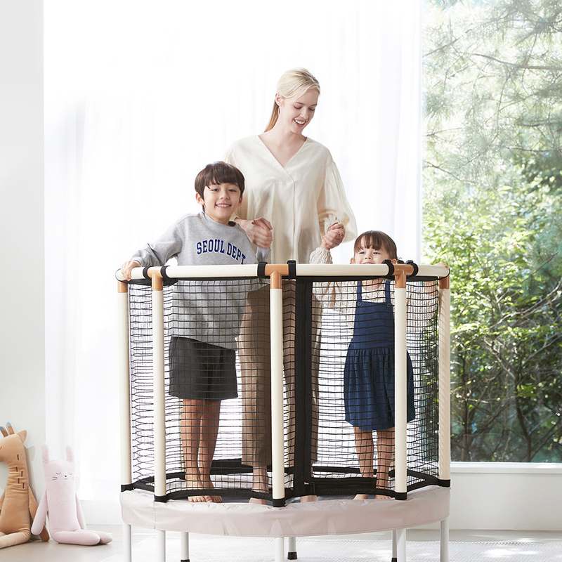 아이들이 좋아하는 실내 트램폴린, 안전하고 재미있게 즐기기!