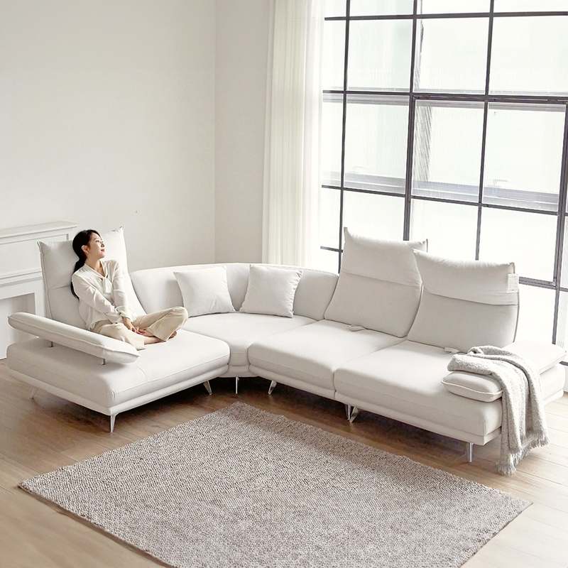 편안한 거실을 위한 넓은 패브릭 소파, 빅토리아 스윙 이지클린으로 더 쉽고 깔끔하게!