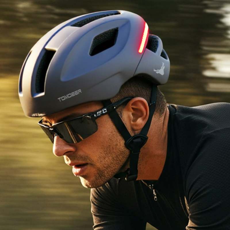 편리하고 안전하게! LED 후미등이 달린 킥보드와 전기 자전거 헬멧 추천