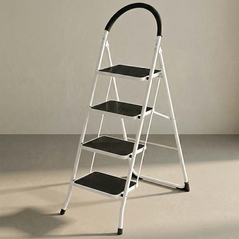 집에서 간편하게 사용하는 접이식 사다리, 안전하고 튼튼하게!