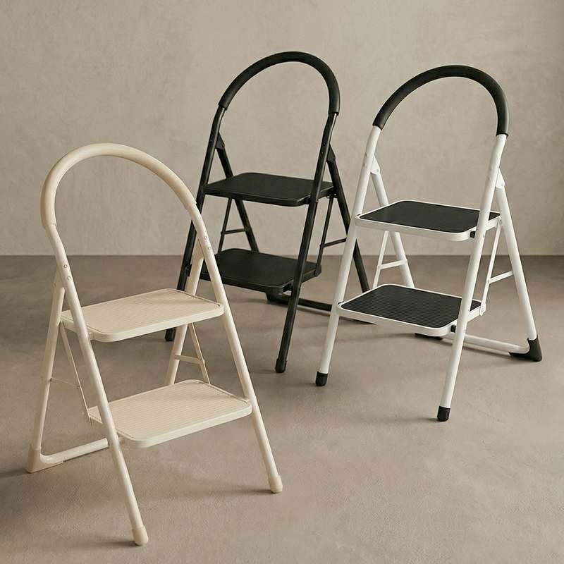 집에서 간편하게 사용하는 접이식 사다리, 안전하고 실용적이에요!