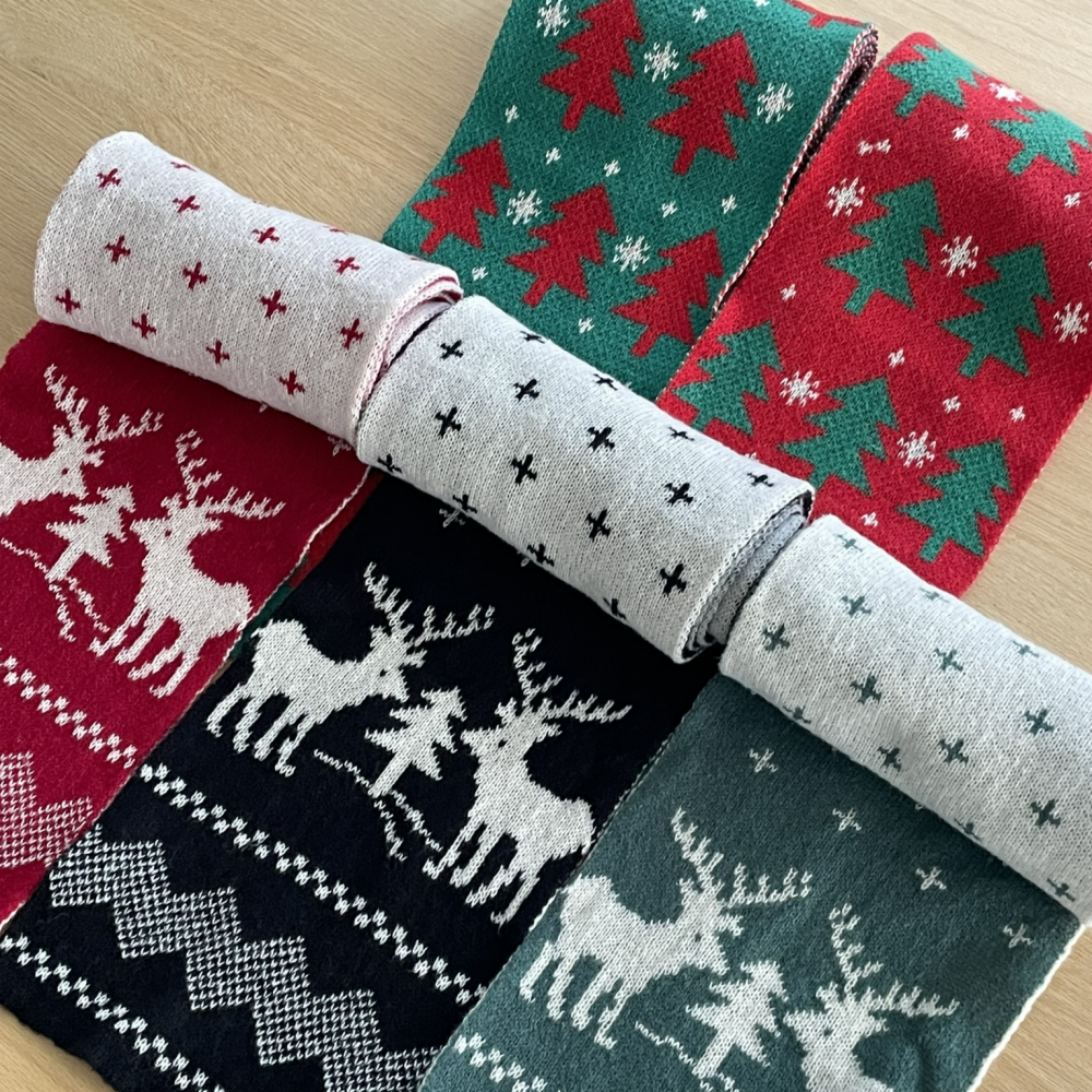 크리스마스 분위기 물씬 나는 커플용 목도리, 따뜻하게 연출해보세요!