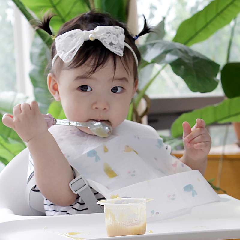 아기 이유식 먹일 때 딱 좋은 방수 턱받이, 일회용으로 편리하게 사용하세요!
