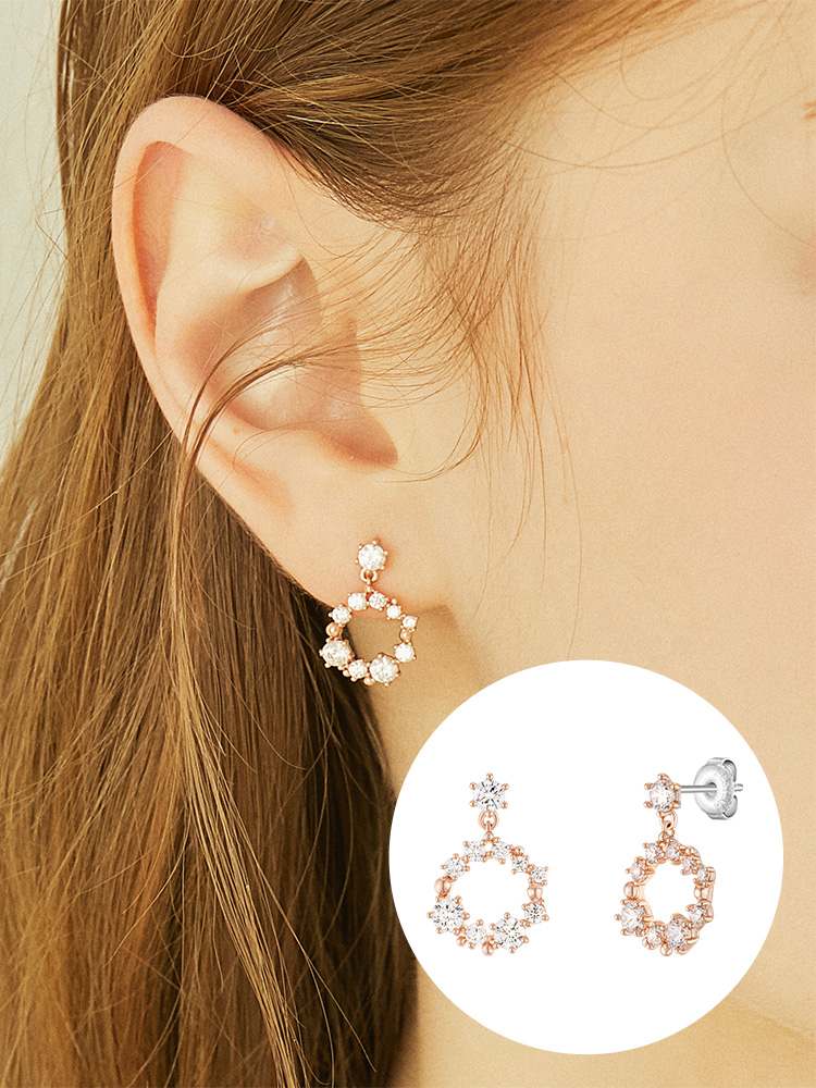 아이유가 선택한 제이에스티나 제이블랑 귀걸이, 어떤 매력이 숨어 있을까?