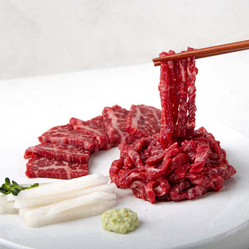 집에서 즐기는 신선한 한우 육회와 육사시미, 차돌박이까지 한 번에!