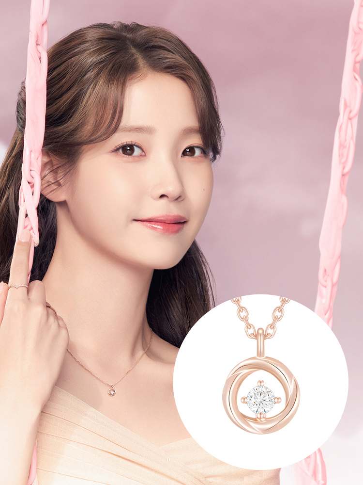 아이유가 선택한 제이에스티나 J Basic 목걸이, 어떤 매력일까?