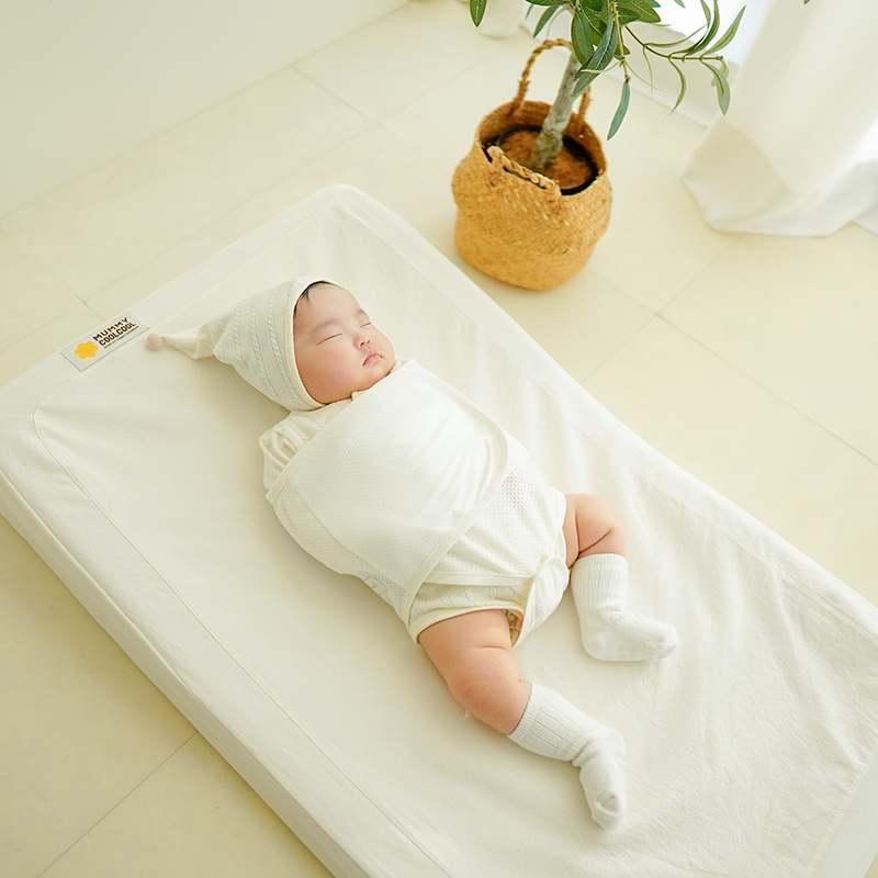 아기에게 딱 맞는 무소음 스와들 스트랩 수트, 편안함이 가득해요!
