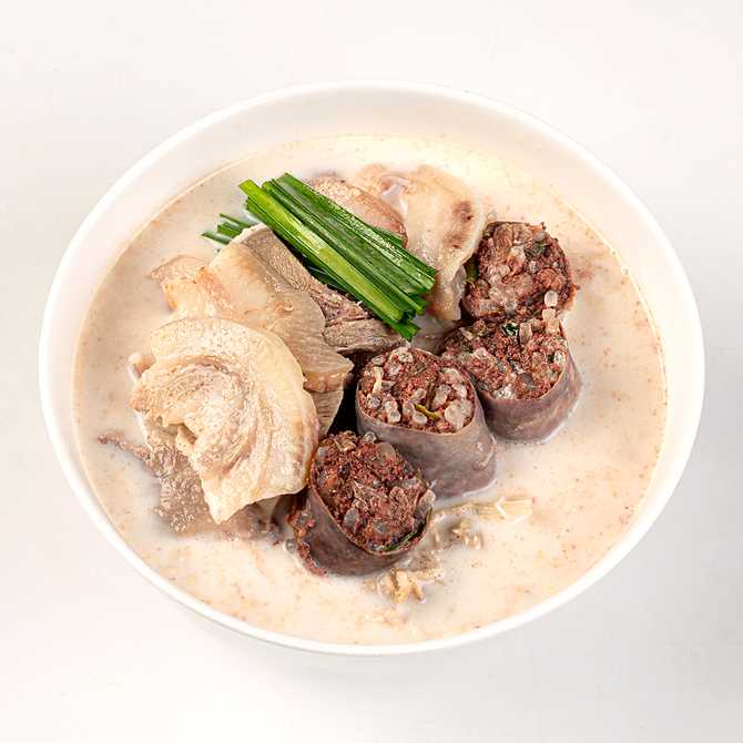 캠핑이나 집밥으로 딱인 순대국, 가격도 착한 돼지고기 포함