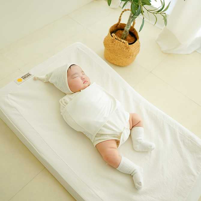 아기 속싸개로 딱인 무소음 스와들 스트랩 수트, 편안함을 더해줄 순면 소재