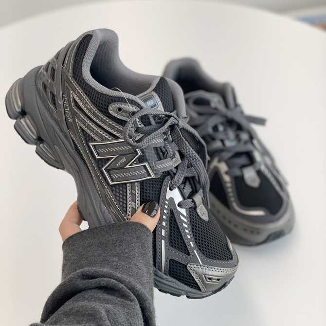 가볍고 키높이까지 챙긴 여성용 운동화, 뉴발란스 1906 팬텀 블랙