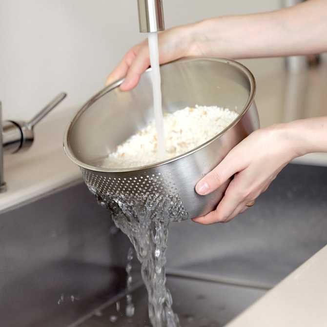 쉽고 깔끔하게 쌀과 채소를 세척하는 데 딱인 스테인리스 볼