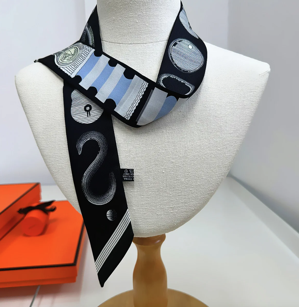 일상 속에서 멋내기 좋은 명품 패턴 가방과 스카프 추천