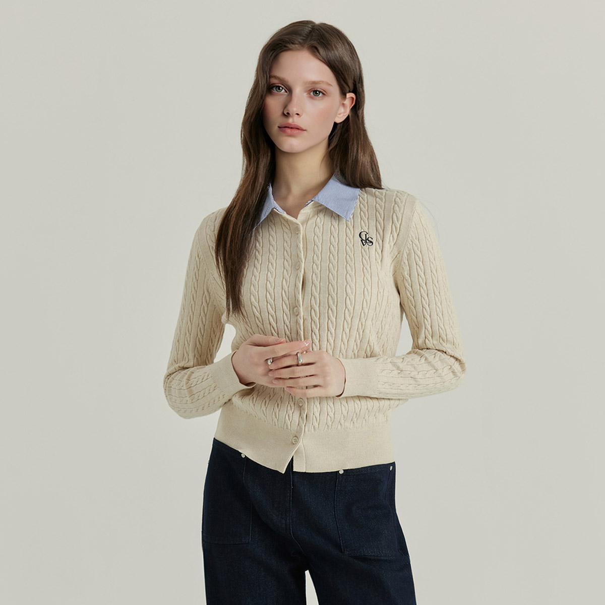 편하게 입기 좋은 카라 배색 니트, 어떤 옷과 매치하면 좋을까?