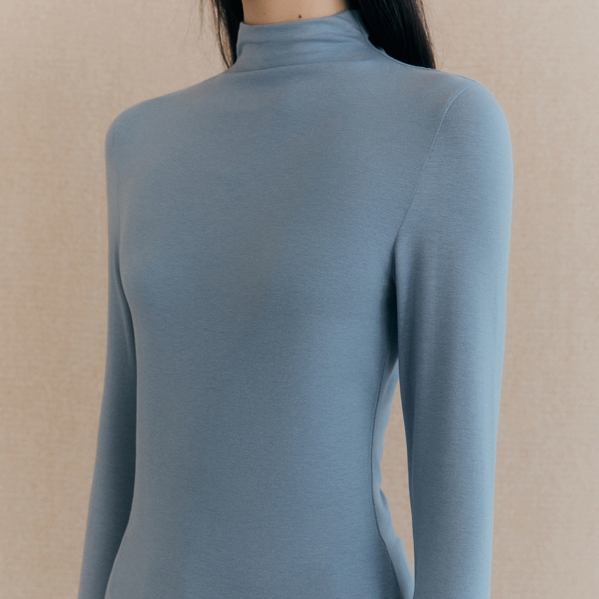 편하게 입기 좋은 텐셀 하이넥 티셔츠, 로엠에서 만나보세요!