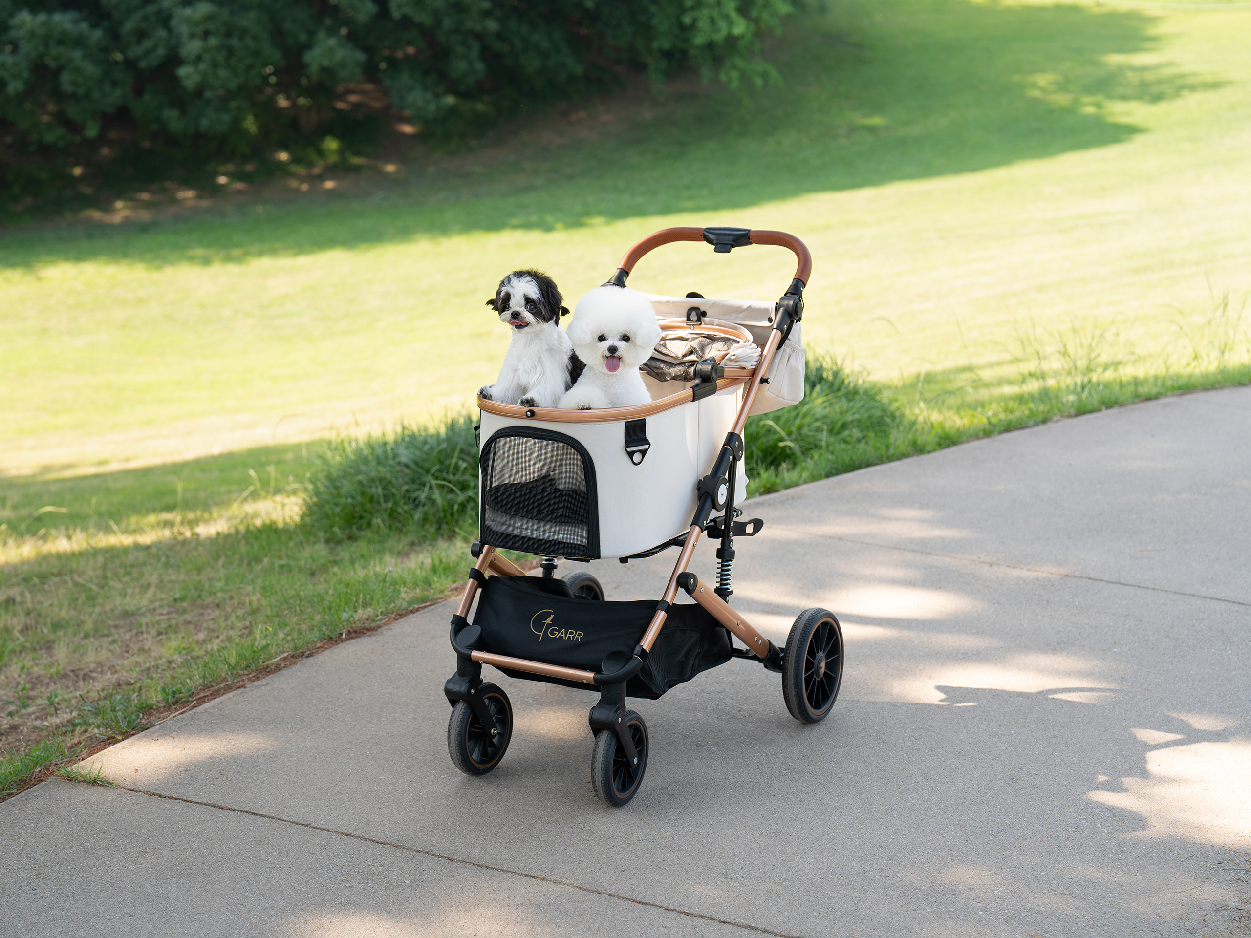 반려견과 고양이 모두 편하게 탈 수 있는 대형 강아지 유모차 추천