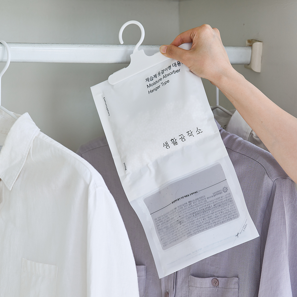 옷장 속 습기 걱정 끝! 간편하게 사용하는 옷걸이형 제습제 추천