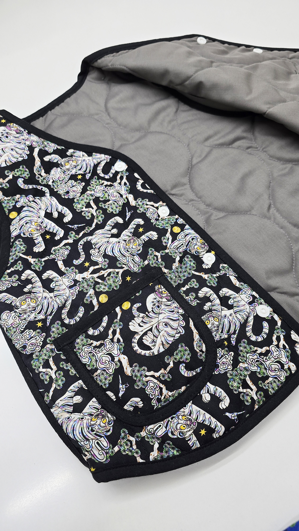 편하게 입기 좋은 성인용 자개무늬 블랙 패딩 조끼 추천