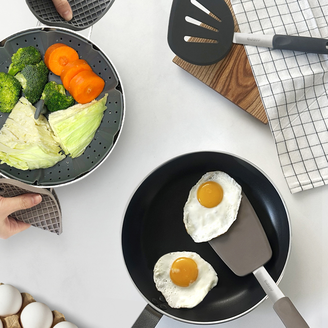 일상에서 유용하게 쓰이는 실리콘 냄비받침, 그레이 컬러 추천!