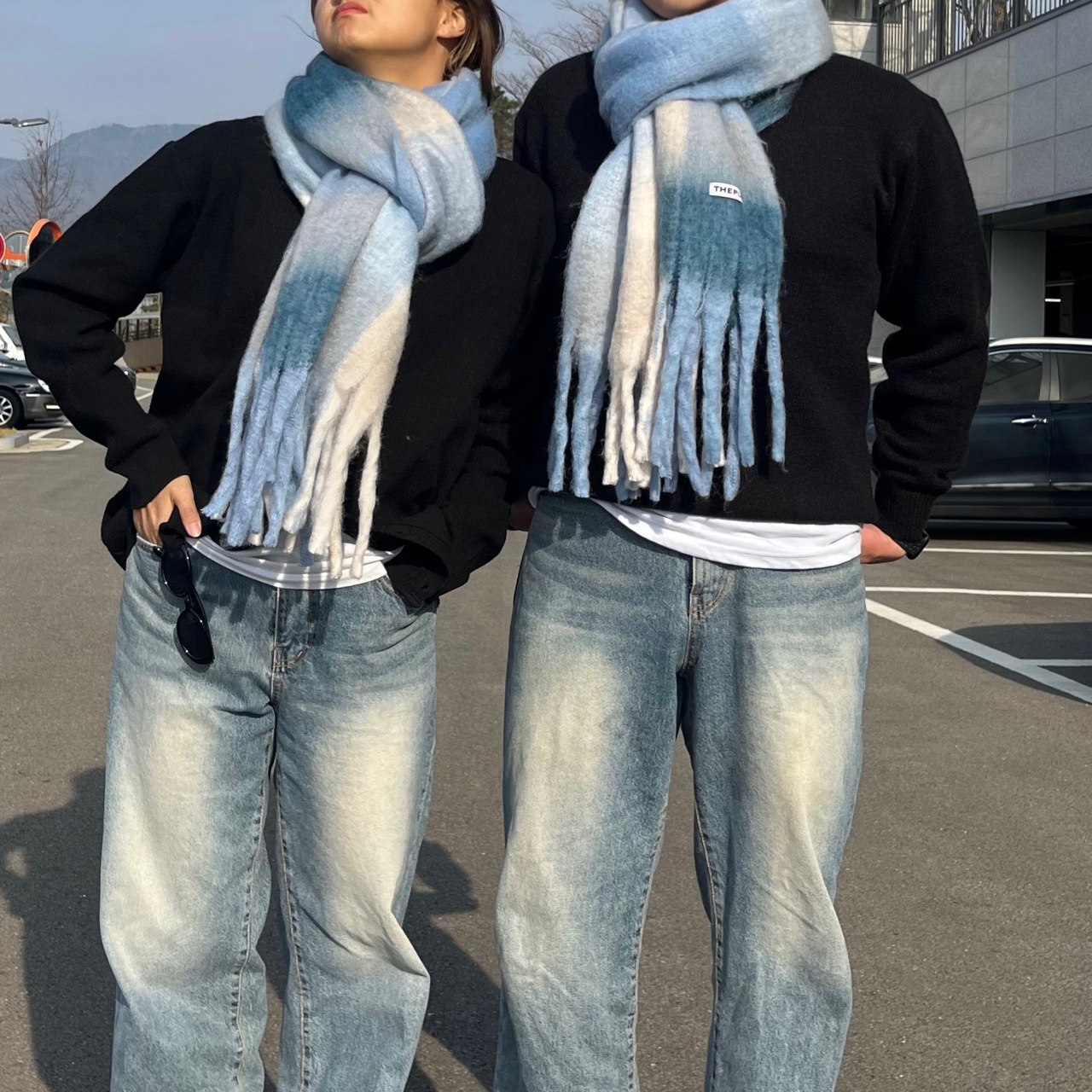 연인과 함께하는 따뜻한 체크 목도리, 스타일과 포근함을 동시에!