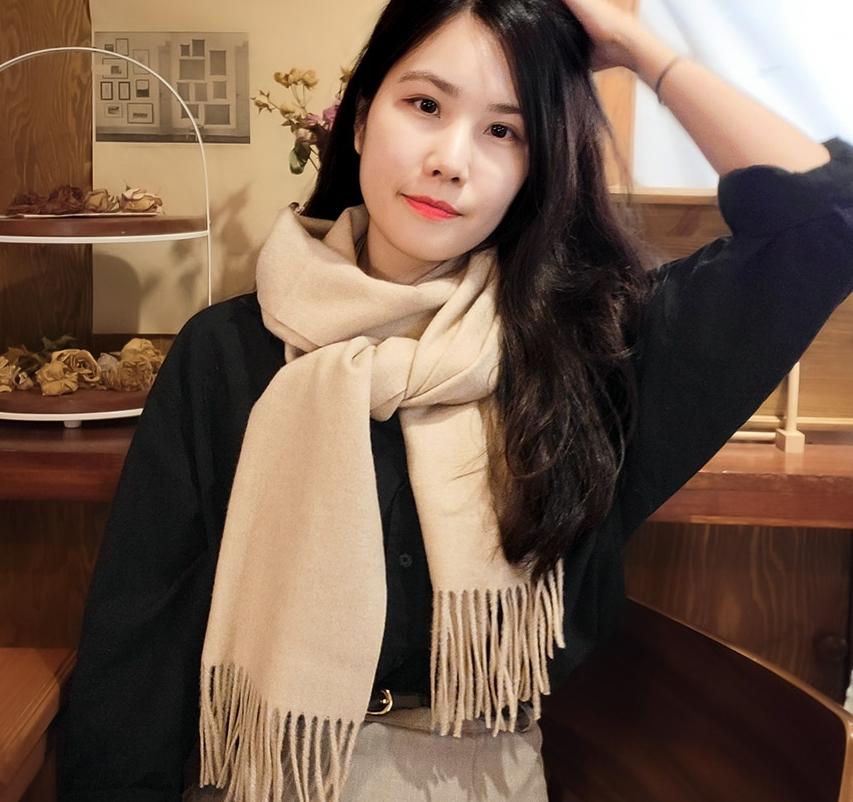 겨울철 남성용 부드러운 캐시미어 목도리, 아이보리 컬러로 따뜻하게 연출하세요