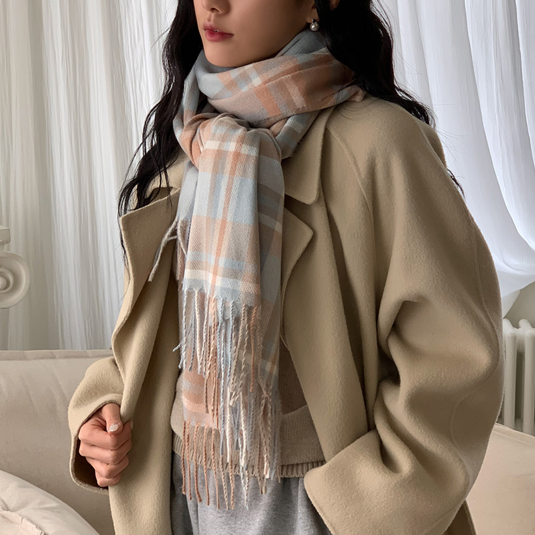 포근하고 스타일리시한 긴 체크 목도리, 11가지 컬러로 만나보세요!