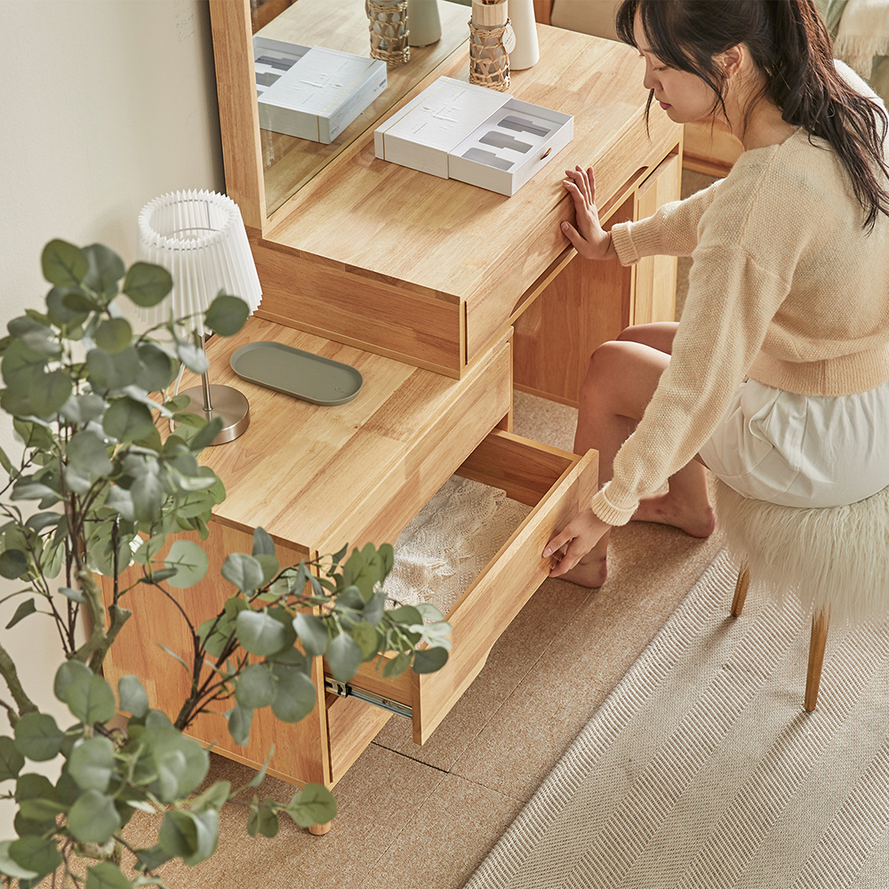 편하게 사용할 수 있는 확장형 수납 화장대 세트, 거울까지 포함된 제품 소개