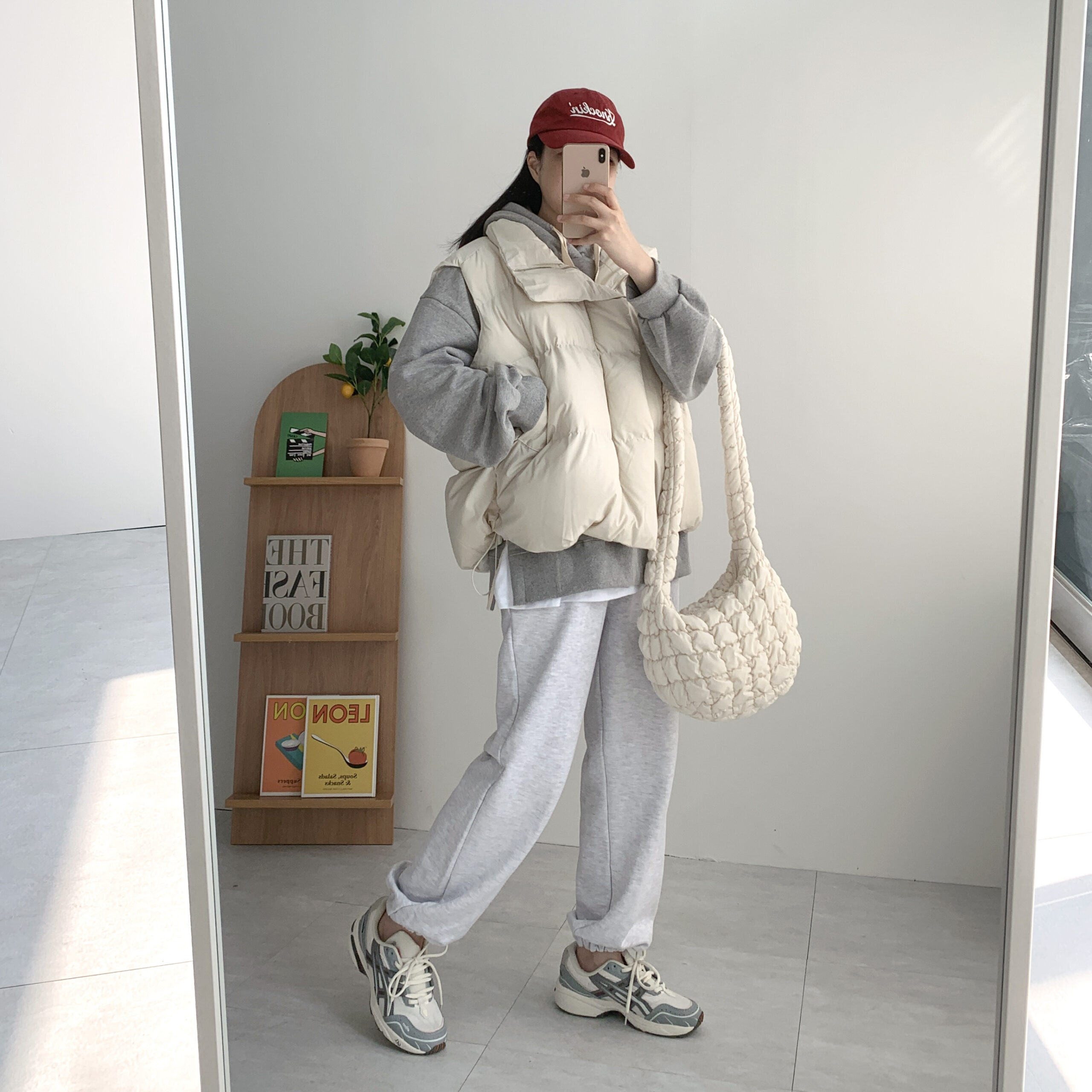 편하게 입기 좋은 오버사이즈 패딩 조끼, 스트링 디테일과 하이넥으로 포인트를!