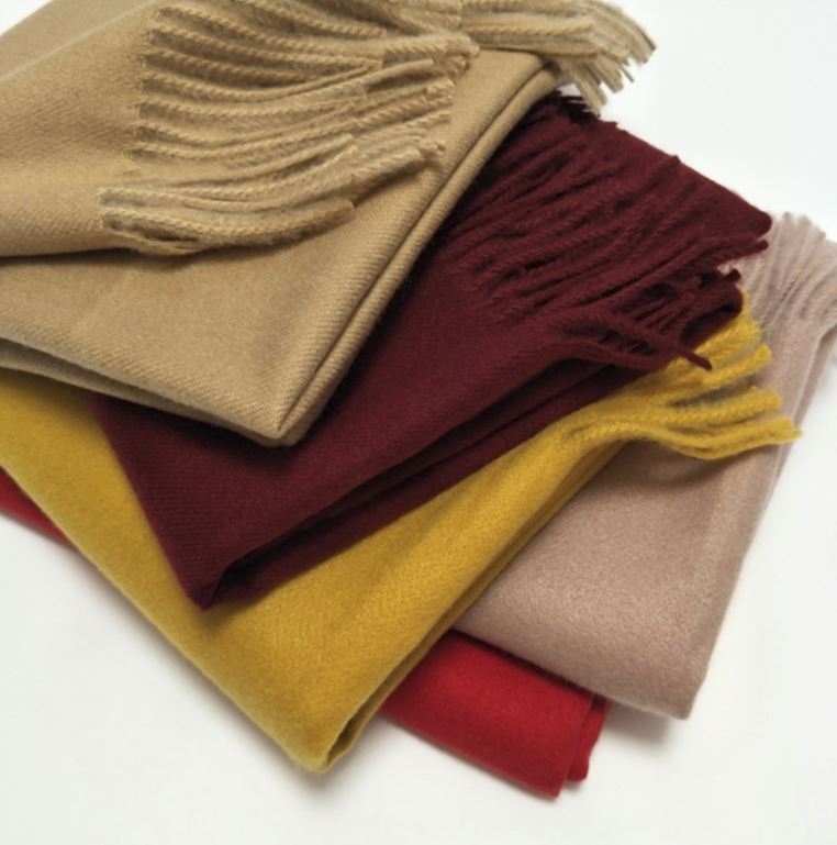 포근하고 따뜻한 캐시미어 목도리, 연인과 함께하는 겨울 스타일링 추천!