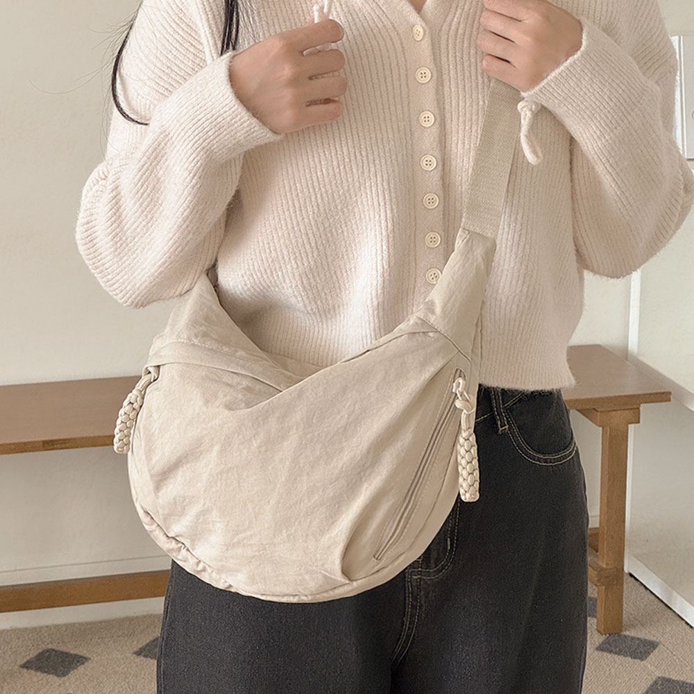 여행 갈 때 딱 좋은 유럽풍 크로스백, 가볍고 실용적인 반달 가방 추천!