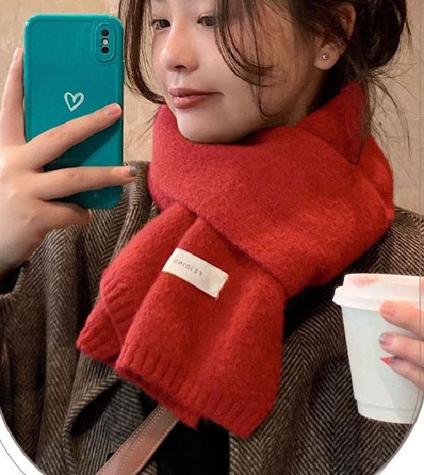 일상에서 따뜻함을 더하는 짧은 코발트 블루 목도리 추천