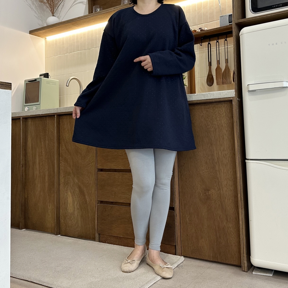 편안하게 입기 좋은 대형 A라인 긴팔 티셔츠, 블랙 컬러로 스타일 UP!