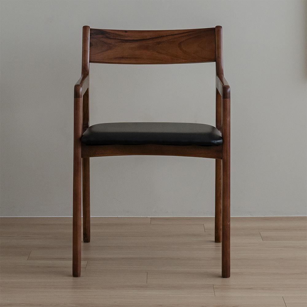 집에서도 편하게 쓸 수 있는 깔끔한 원목 식탁 의자 추천