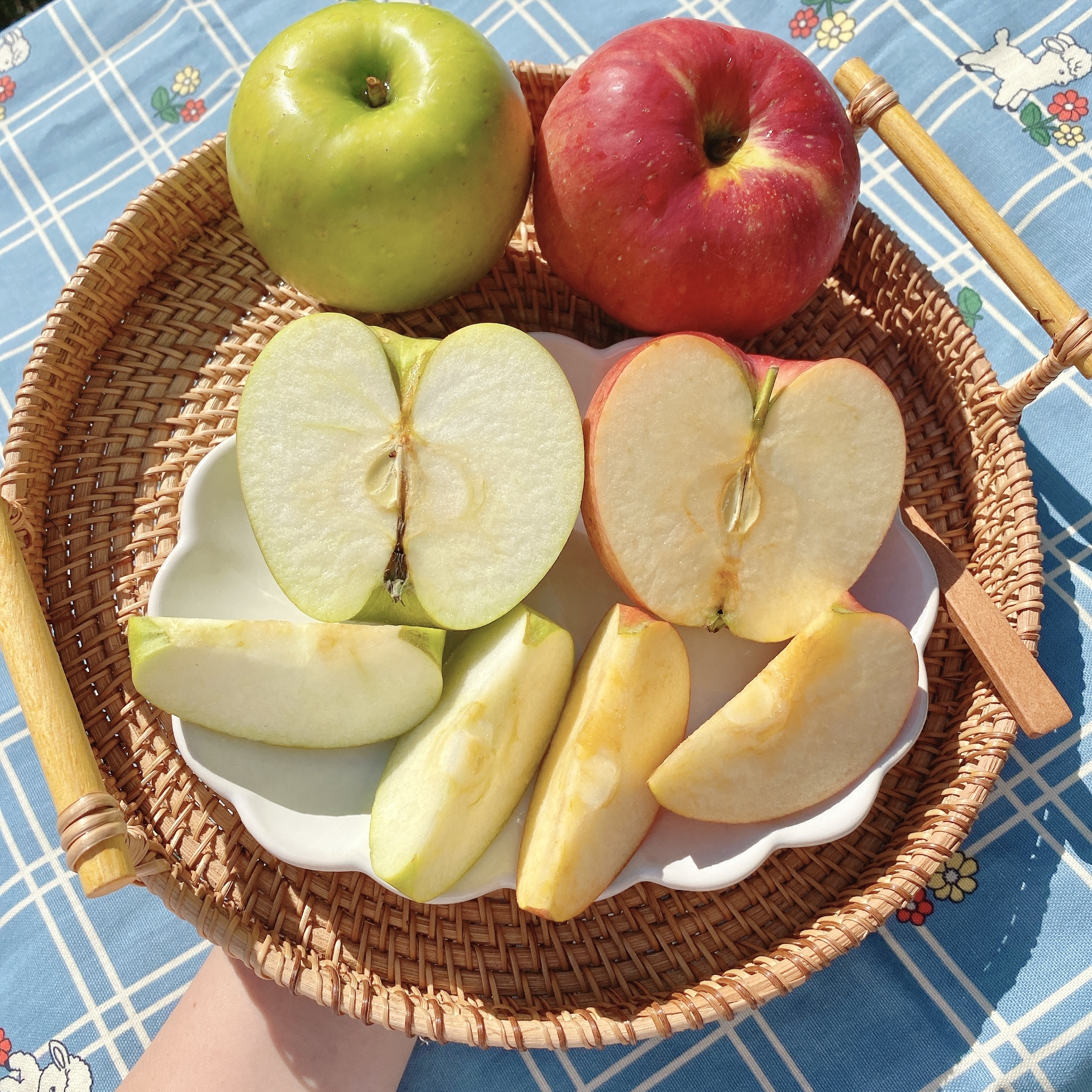 달콤하고 신선한 사과 한 상자, 지금 바로 만나보세요!