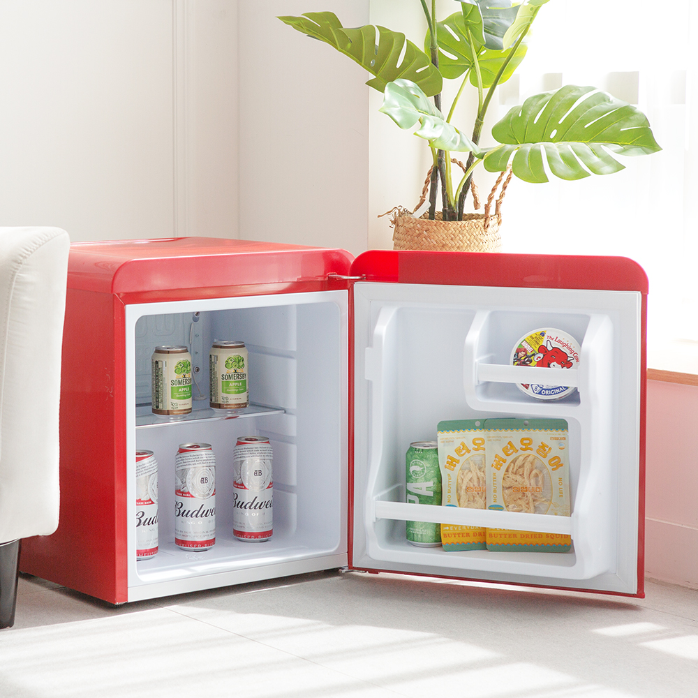 작고 귀여운 레트로 냉장고로 공간을 더 깔끔하게 꾸며보세요!