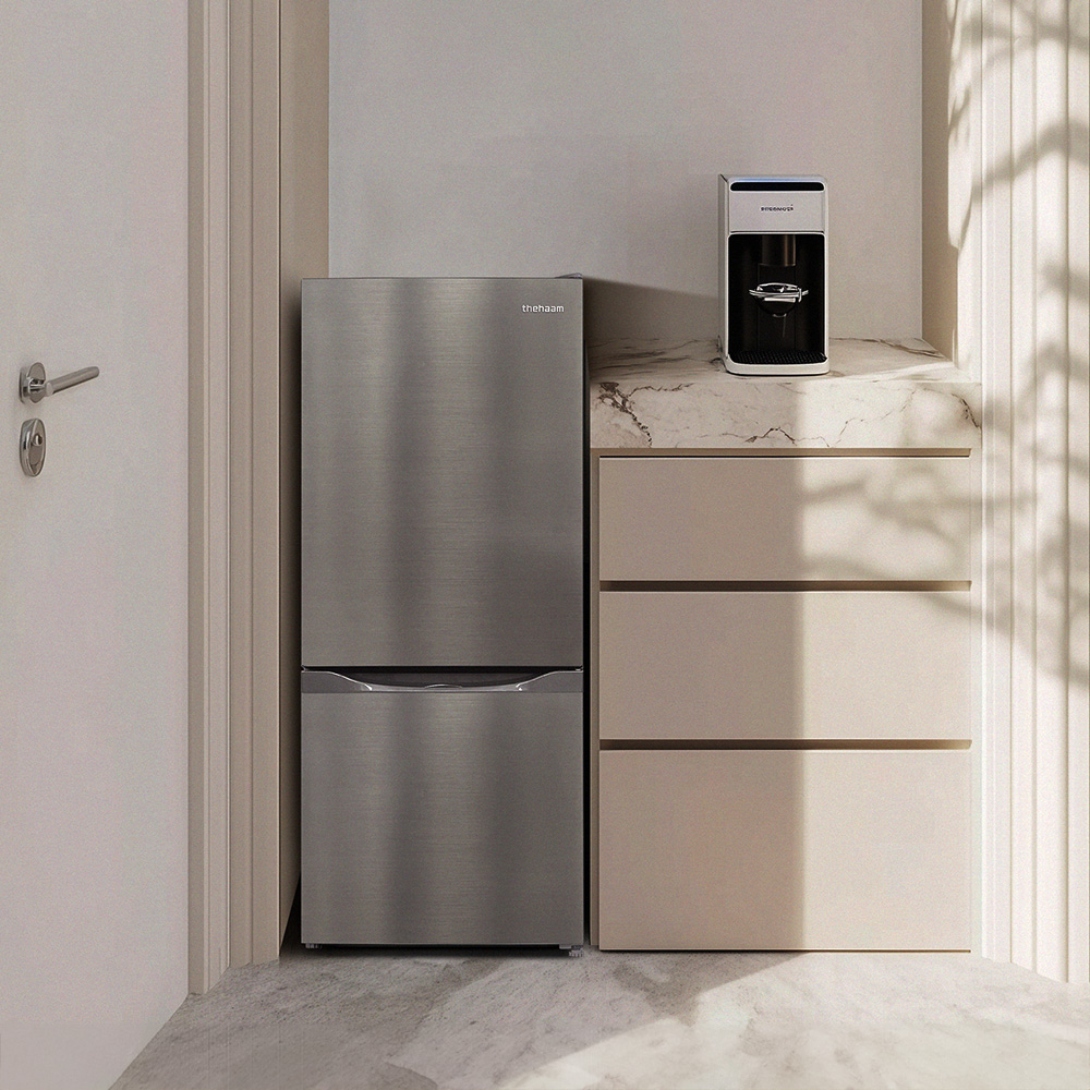 작은 공간에 딱 맞는 미니 냉장고 추천, 실버 컬러로 깔끔하게!